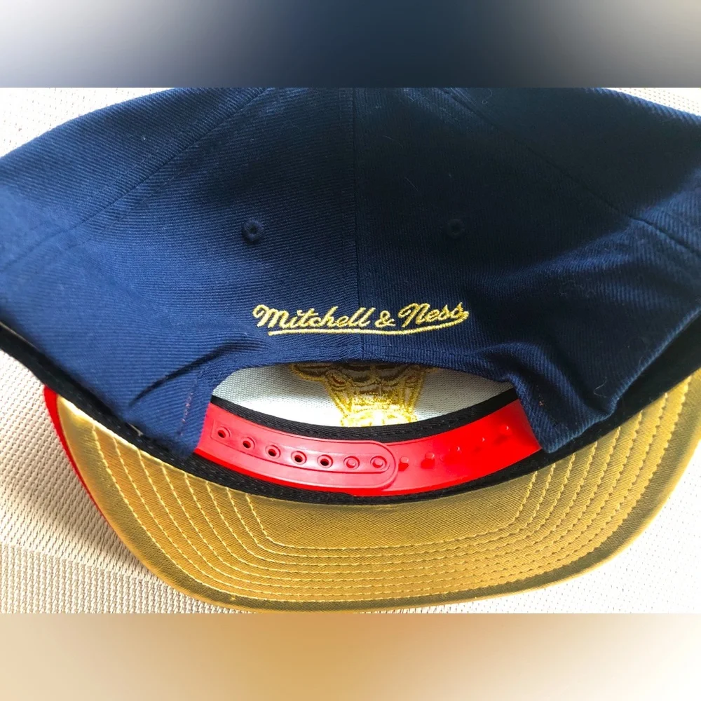 NBA CHICAGO BULLS NWOT Rare! Mitchell & Ness American Gold Brim Snapback…